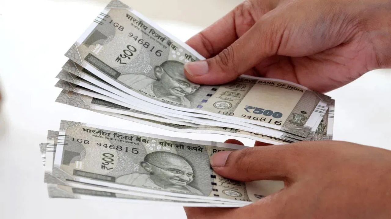 எஸ்பிஐ வங்கி தற்போது ஃபிக்சட் டெபாசிட் திட்டங்களுக்கு 3.05 சதவீதம் முதல் 7.15 சதவீதம் வரை வட்டி வழங்கி வருகிறது. பிச்சட் டெபாசிட் திட்டங்களில் குறைந்தபட்சமாக 7 நாட்கள் முதல் அதிகபட்சமாக 10 ஆண்டுகள் வரை முதலீடு செய்யலாம்.