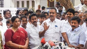எடப்பாடி அளித்த பதவிகள் தேவையில்லை.. எஸ்.பி. வேலுமணி திடீர் போர்க்கொடி! எடப்பாடி அளித்த பதவிகள் தேவையில்லை.. எஸ்.பி. வேலுமணி திடீர் போர்க்கொடி!