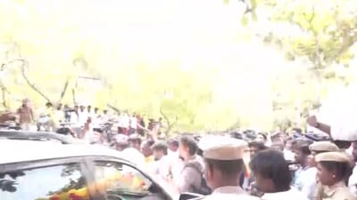 சென்னையில் தவெக அலுவலகம் முன்பு சூழ்ந்த தொண்டர்கள்!