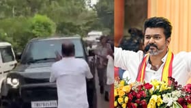 ஸ்டாலின் பயன்படுத்தும் அதே கார்.. கருப்பு டிஃபண்டரில் வெளியே வந்த விஜய்!...