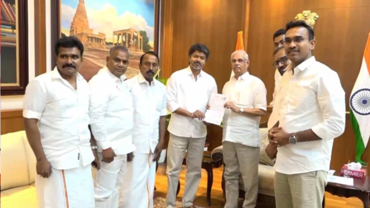 இன்னும் ‘இரண்டே’ சீட்.. 3 நாட்களாக ஆட்சி அமைக்க முடியாமல் தவிக்கும் விஜய்!!