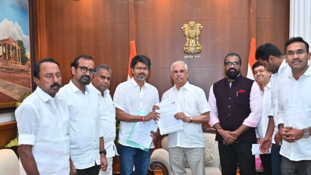 முழு ஆதரவு - ஆளுநரை சந்தித்து உரிமை கோரிய விஜய்