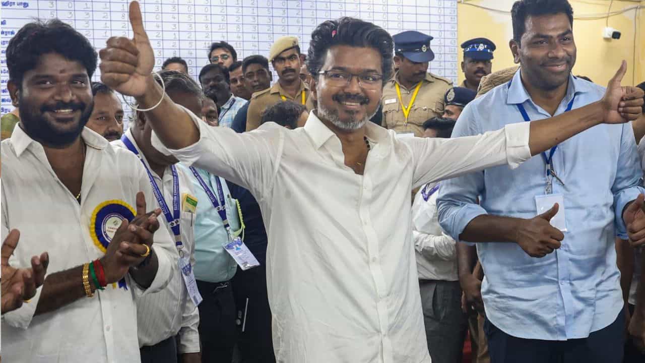 விஜய் என்னும் ஆளுமை.. இயக்கமாக தொடங்கி முதலமைச்சர் மகுடம் வரை.. ஒரு ரீவைண்ட்!