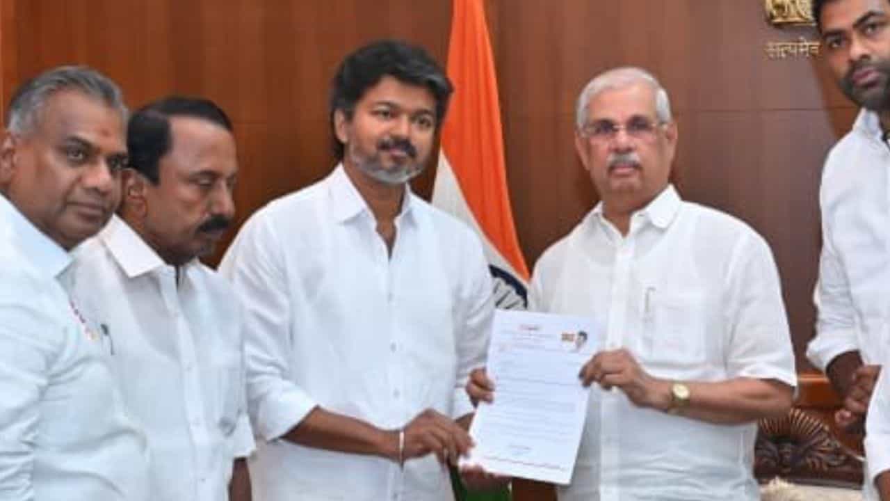 அதிருப்தியில் ஆளுநர்? விஜய் பதவியேற்பதில் சிக்கல்? வெளியான பரபரப்பு தகவல்