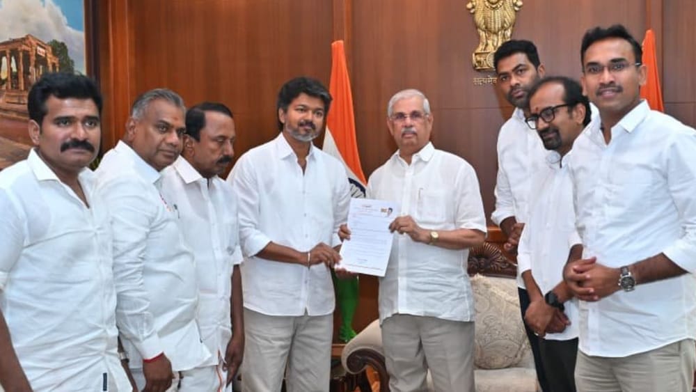 ஆளுநரை சந்தித்து ஆட்சியமைக்க உரிமை கோரிய விஜய்
