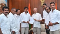 ஆளுநரை சந்தித்து ஆட்சியமைக்க உரிமை கோரிய விஜய்...