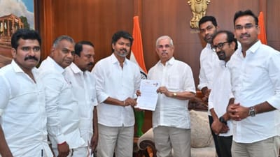 ஆளுநரை சந்தித்து ஆட்சியமைக்க உரிமை கோரிய விஜய்
