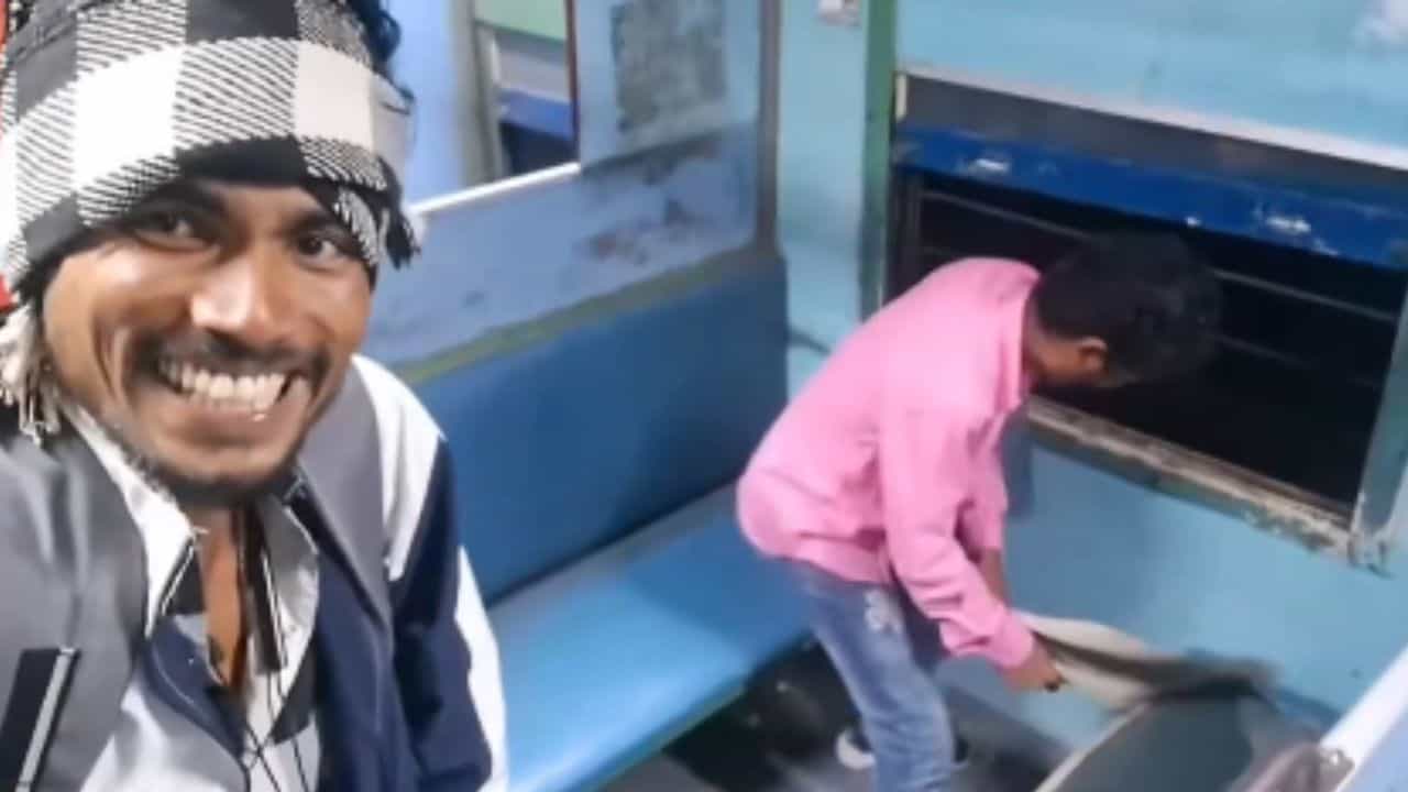 Viral Video : ரயில் இருக்கைகளின் கவர்களை கிழித்து எறிந்த இளைஞர்கள்.. இணையத்தில் கடும் கண்டனம்!
