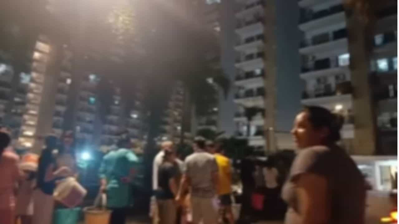 Viral Video : தண்ணீருக்காக நீண்ட வரிசையில் நின்றுக்கொண்டு இருக்கும் குடியிருப்பு வாசிகள்.. இணையத்தில் வைரலாகும் வீடியோ!