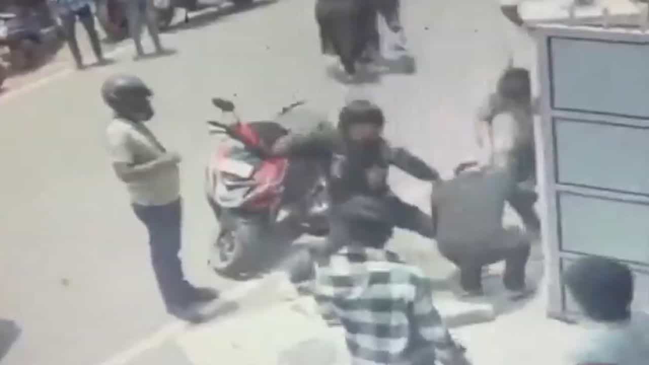 Viral Video : கத்தி குத்தில் இருந்து பெண்ணை காப்பாற்றிய இளைஞர்கள்.. இணையத்தில் வைரலாகும் வீடியோ!