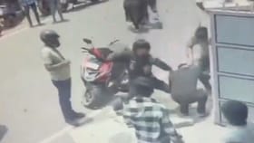 Viral Video : கத்தி குத்தில் இருந்து பெண்ணை காப்பாற்றிய இளைஞர்கள்.. இணையத்தில் வைரலாகும் வீடியோ!...