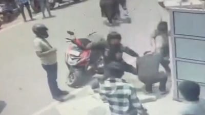கத்தி குத்தில் இருந்து பெண்ணை காப்பாற்றிய இளைஞர்கள் - வைரல்!