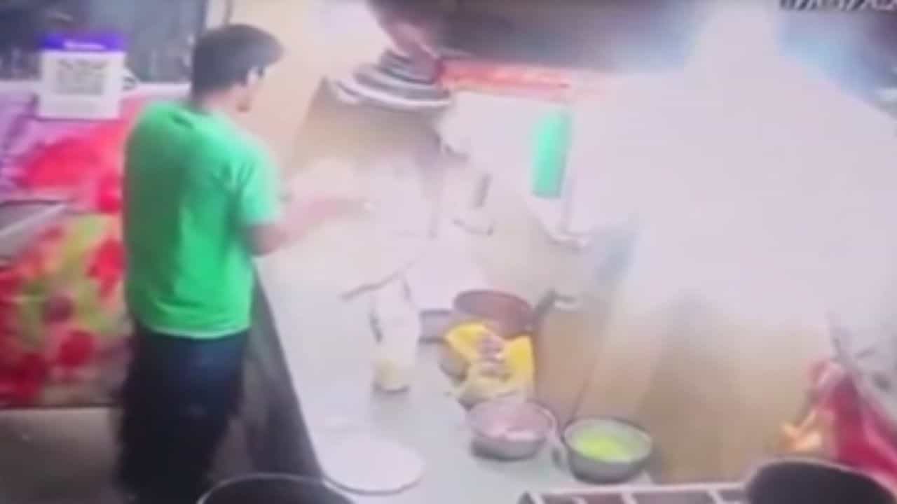Viral Video : உணவகத்தில் பீட்சா தயாரிக்கும்போது எச்சில் துப்பிய நபர்.. இணையத்தை அதிர்ச்சிக்கு உள்ளாக்கிய வீடியோ!