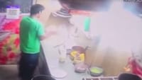 உணவகத்தில் பீட்சா தயாரிக்கும்போது எச்சில் துப்பிய நபர் - வைரல்!...
