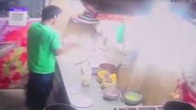 உணவகத்தில் பீட்சா தயாரிக்கும்போது எச்சில் துப்பிய நபர் - வைரல்!