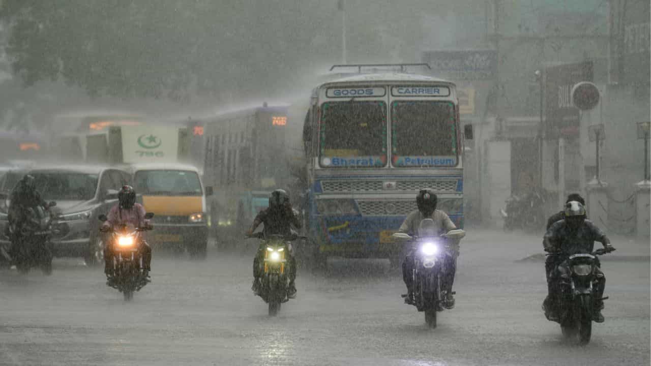வங்கக்கடலில் உருவான காற்றழுத்த தாழ்வு பகுதி.. எங்கெல்லாம் மழை இருக்கும்?