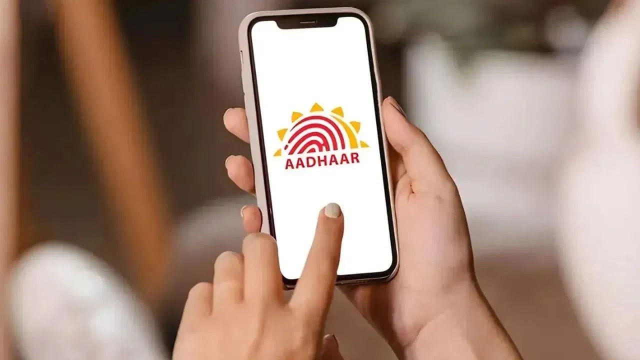 இந்த பிவிசி ஆதார் கார்டை ஏடிஎம் கார்டை போல எப்போதுமே கையில் வைத்துக்கொள்ளலாம். இந்த வகை ஆதார் கார்டுக்கு விண்ணப்பிக்க இ சேவை மையங்களுக்கு செல்ல வேண்டும் என்ற அவசியம் இல்லை. வீட்டில் இருந்தபடியே விண்ணப்பித்து வீட்டில் இருந்தபடியே பெற்றுக்கொள்ளலாம்.