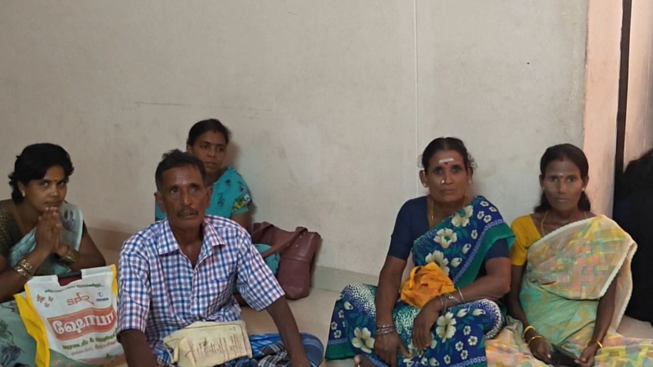 ஆதார் மையத்தில் இருக்கைகள் இல்லாததால் தரையில் அமரும் பொதுமக்கள்! ஆதார் மையத்தில் இருக்கைகள் இல்லாததால் தரையில் அமரும் பொதுமக்கள்!