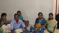 ஆதார் மையத்தில் தரையில் அமரும் பொதுமக்கள்!...