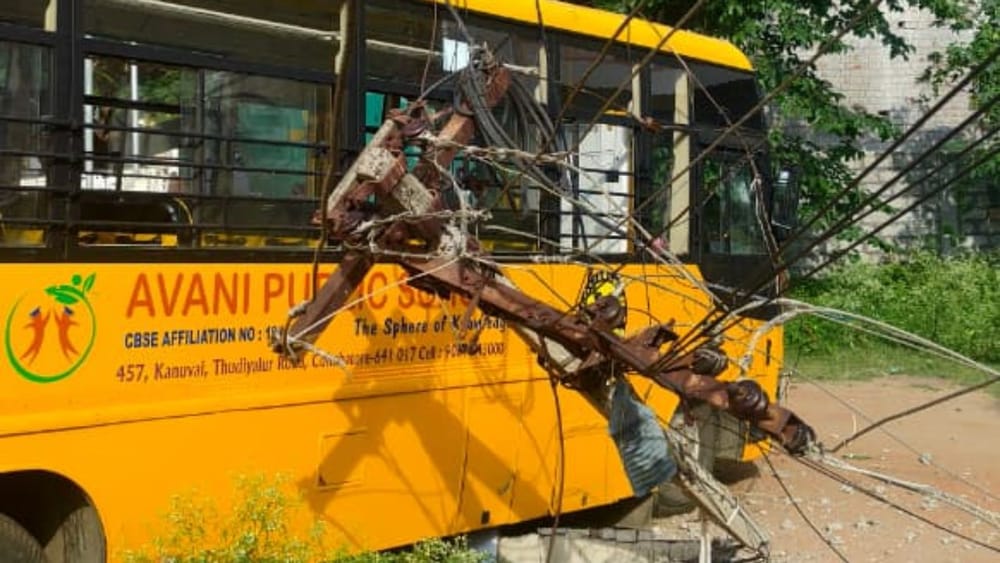 கோவையில் கட்டுப்பாட்டை இழந்த தனியார் பள்ளி வாகனம் விபத்து!