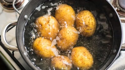 உருளைக்கிழங்கு வேகவைத்த நீரை இப்படியும் பயன்படுத்தலாமா?