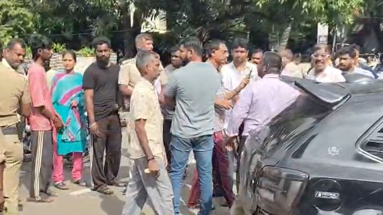 காரை அதிவேகமாக ஓட்டி விபத்தை ஏற்படுத்திய 17 வயது சிறுவர்கள்! காரை அதிவேகமாக ஓட்டி விபத்தை ஏற்படுத்திய 17 வயது சிறுவர்கள்!
