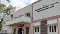மருந்துகளை கையாளும் துப்புரவு பணியாளர்.....
