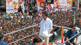 முதல்வரான பின் முதன்முறையாக கரூர் செல்லும் விஜய்.. கூட்ட நெரிசலில் பலியான 41 பேரின் குடும்பங்களை நேரில் சந்திக்கத் திட்டம்!!...