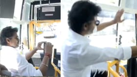 பெரம்பூர் பேருந்தில் ஏறிய முதல்வர் விஜய்.. நடத்துநருடன் கலந்துரையாடி ஆய்வு!...