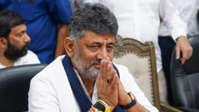 கர்நாடகாவின் புதிய முதலமைச்சராக டி.கே. சிவக்குமார் இன்று பதவியேற்பு.. சித்தராமையாவுக்கு புதிய பொறுப்பு.....