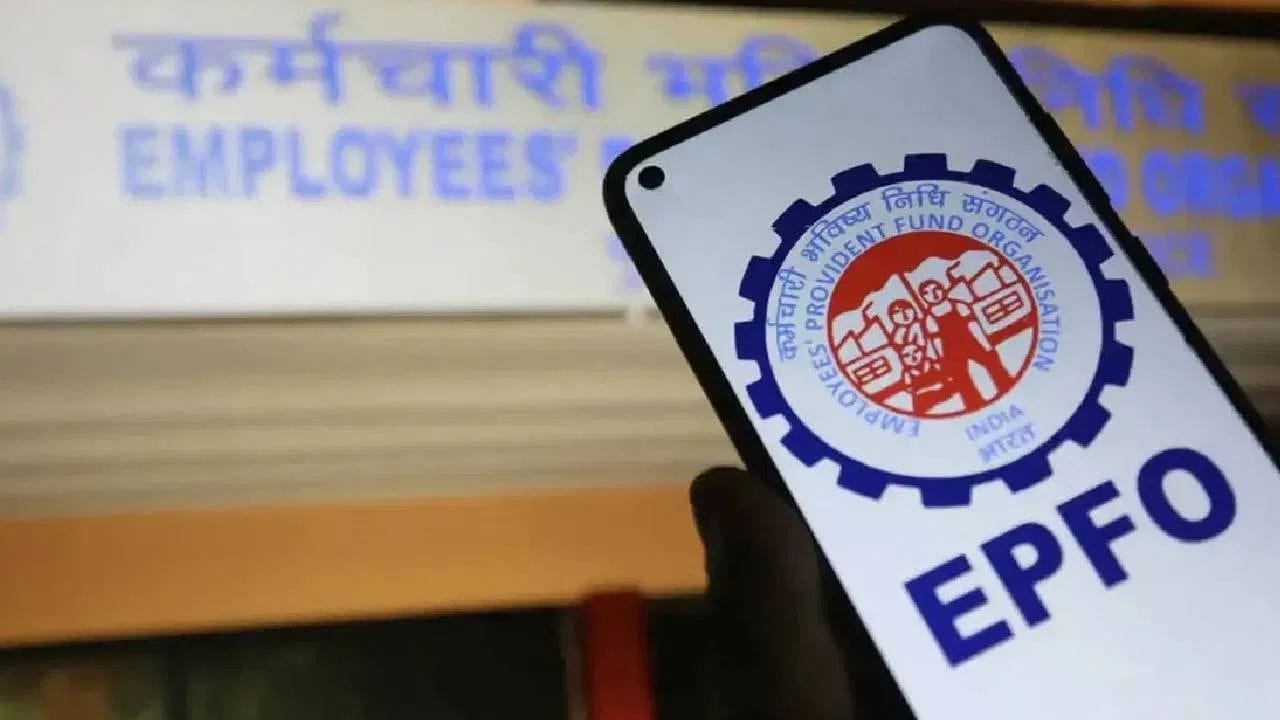 தனியார் நிறுவனத்தில் 10 ஆண்டுகள் வேலை செய்ய வேண்டும் என்றால் ஒரே நிறுவனத்தில் தான் பணியாற்ற வேண்டும் என்ற அவசியம் இல்லை வெவ்வேறு நிறுவனங்களில் பணியாற்றினாலும், ஊழியர் வருங்கால வைப்பு நிதி அமைச்சகத்தில் 10 ஆண்டுகள் பங்களிப்பு செய்திருக்க வேண்டும். 
