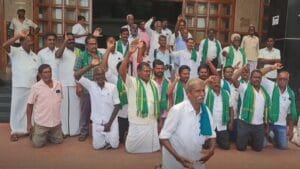 பயிர் கடன் தள்ளுபடி - சாட்டையால் அடித்துக் கொண்ட விவசாயிகள்