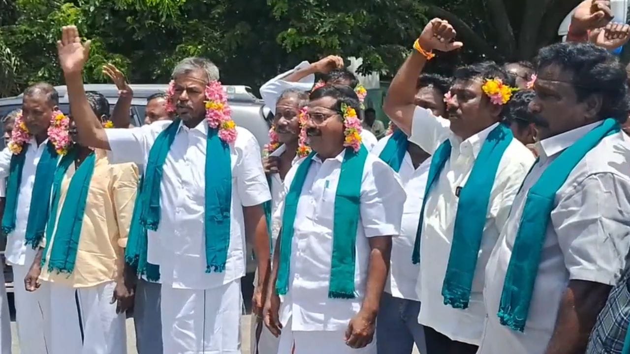 பயிர் கடன் தள்ளுபடி முழுமையாக செய்யாததால் விரக்தி.. காதில் பூ சுற்றி போராட்டத்தில் ஈடுபட்ட விவசாயிகள்! பயிர் கடன் தள்ளுபடி முழுமையாக செய்யாததால் விரக்தி.. காதில் பூ சுற்றி போராட்டத்தில் ஈடுபட்ட விவசாயிகள்!