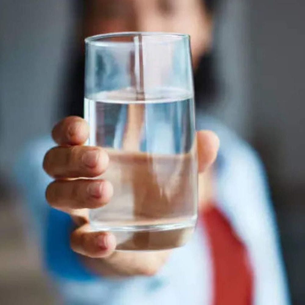 அதிகாலையில் வெந்நீர் குடிக்கும் பழக்கம் நம் உடலில் பல நேர்மறை மாற்றங்களை ஏற்படுத்துகிறது.
இது உடல் முழுவதும் ஓடக்கூடிய இரத்தத்தின் ஓட்டத்தை எவ்வித தடையுமின்றி சீராக வைத்திருக்க உதவுகிறது. இரத்த ஓட்டம் சீராவதன் மூலம் உடலின் நரம்பு மண்டலங்கள் அனைத்தும் நல்ல தூண்டுதலைப் பெறுகின்றன.