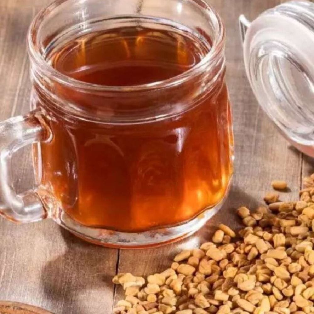 உடல் எடையைக் குறைக்க நினைப்பவர்கள் தினமும் காலையில் இந்த ஊற வைத்த வெந்தய நீரைக் குடிப்பதன் மூலம் உடலில் உள்ள தேவையற்ற கொழுப்புகள் கரைந்து உடல் எடை ஆரோக்கியமான முறையில் குறையத் தொடங்கும். அத்துடன் இந்த நீரானது நமது உடலை எப்போதும் நல்ல குளிர்ச்சியோடு பராமரிப்பதுடன் உடலில் உள்ள நச்சுக்களை வெளியேற்றி ஒட்டுமொத்த உடல் ஆரோக்கியத்தையும் மேம்படுத்த வழிவகுக்கிறது.