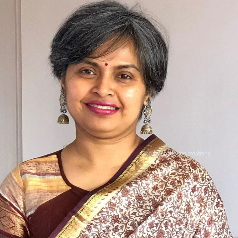 இரசாயன டை வகைகளுக்குப் பதிலாக மருதாணி மற்றும் அவுரி (Indigo) இலைகளைப் பயன்படுத்துவது பாதுகாப்பானது. முதலில் மருதாணி இலையை அரைத்துத் தலையில் தடவி ஒரு மணி நேரம் கழித்துக் குளித்து முடியைச் செம்பட்டையாக மாற்ற வேண்டும். மறுநாள் அவுரி இலை பொடியைத் தண்ணீரில் கலந்து தலைமுடியில் தடவி ஊறவைத்துக் குளித்தால் முடி அடர் கருப்பு நிறமாக மாறும். இந்த இயற்கை முறை பக்கவிளைவுகள் ஏதுமின்றி நரைமுடியை மறைத்து நீண்ட நாட்களுக்குக் கருமையாக வைத்திருக்க உதவும்.