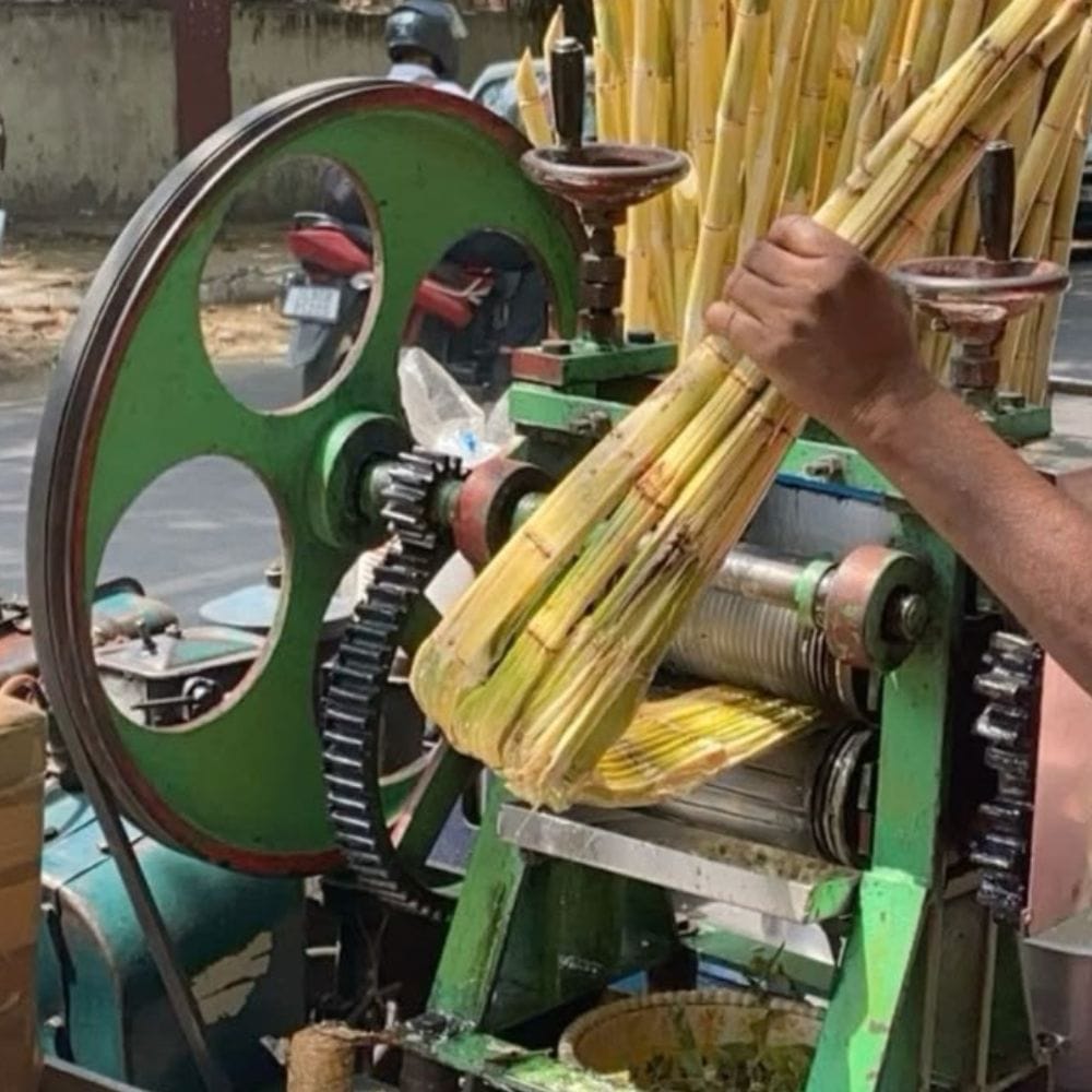 கரும்பில் உள்ள சிறப்பான டையூரிடிக் பண்புகள் நம் உடலின் தேவையற்ற கழிவுகளை வெளியேற்ற உதவுகின்றன. நம் உடலில் தேவைக்கு அதிகமாகத் தேங்கியிருக்கும் உப்பு மற்றும் தண்ணீரை இவை முறையாக வெளியேற்றுகின்றன. இதன் மூலம் நம் உடலின் மிக முக்கிய உறுப்பான சிறுநீரகங்கள் சீராகப் பராமரிக்கப்படுகின்றன. எனவே கரும்புச் சாற்றை அடிக்கடி குடிப்பதன் மூலம் சிறுநீரகம் தொடர்பான கோளாறுகள் ஏற்படுவதைத் தடுத்துக் கொள்ளலாம்.