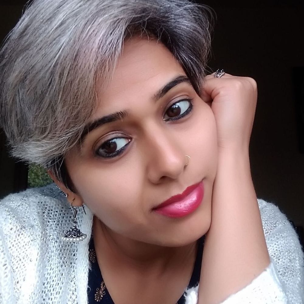 நரைமுடியை இயற்கையாகவே வேரிலிருந்து கருமையாக்க கறிவேப்பிலை ஒரு சிறந்த மூலிகையாகப் பயன்படுகிறது. சிறிது தேங்காய் எண்ணெயில் ஒரு கைப்பிடி கறிவேப்பிலையைப் போட்டு அது கருகும் வரை நன்றாகக் காய்ச்ச வேண்டும். இந்த எண்ணெயைக் குளிரவைத்து வாரம் இருமுறை தலையில் தேய்த்து மசாஜ் செய்து வந்தால் முடி உதிர்வது நிற்பதுடன் நரைமுடியும் மாறும். கறிவேப்பிலையில் உள்ள ஊட்டச்சத்துக்கள் முடியின் மெலனின் உற்பத்தியை அதிகரித்து இளநரையைத் தடுக்க பெரிதும் உதவுகிறது.