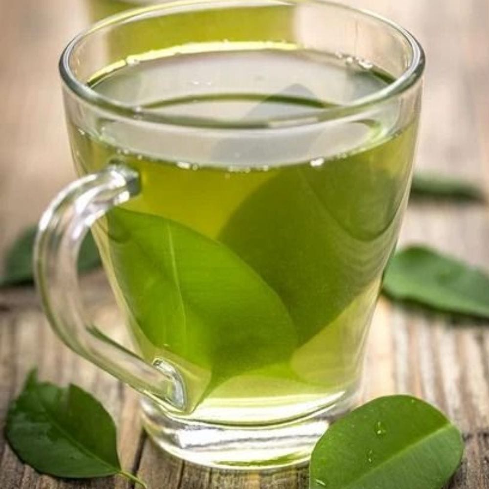 கறிவேப்பிலையில் உள்ள ஆன்டி-ஆக்ஸிடன்ட்டுகள் மற்றும் மருத்துவக் கூறுகள் இரத்தத்தில் உள்ள குளுக்கோஸ் அளவை இயற்கையாகவே கட்டுக்குள் வைக்க உதவுகின்றன. நீரிழிவு நோயால் (Diabetes) பாதிக்கப்பட்டவர்கள் இந்தத் தேநீரைத் தங்கள் அன்றாட உணவுக் கட்டுப்பாட்டில் சேர்த்துக்கொள்வது மிகவும் நல்லது. இது இன்சுலின் சுரப்பைச் சீராக்குவதுடன், இரத்தத்தில் சர்க்கரையின் அளவு திடீரென அதிகரிப்பதைத் தடுத்து உடலை ஆரோக்கியமாகப் பராமரிக்கப் பேருதவி புரிகிறது.