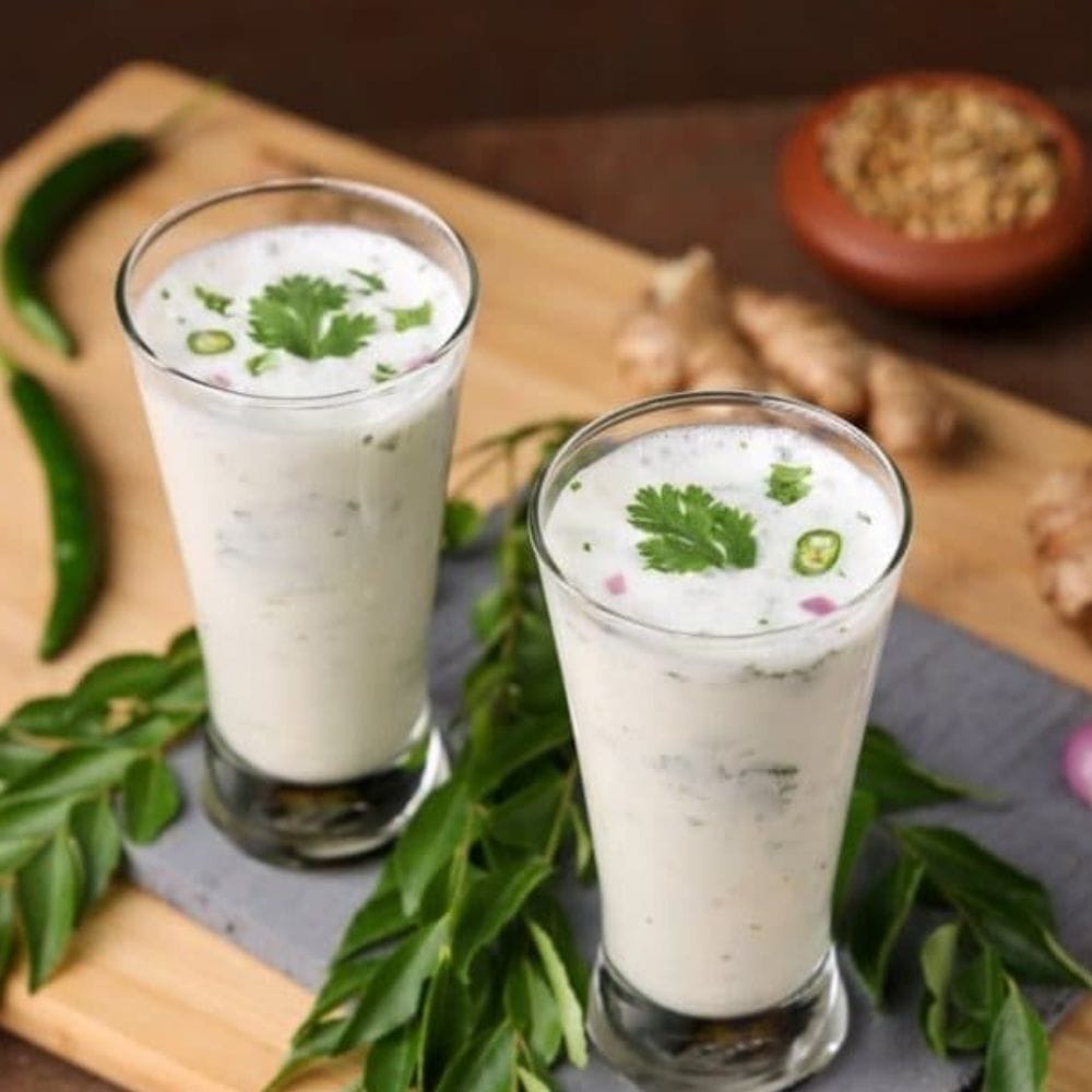 கண்களைப் போலவே சில மனிதர்களுக்கு வெயில் மற்றும் உடல் சூட்டின் காரணமாகத் தங்களின் சருமத்தில் ஒருவித எரிச்சல் உணர்வு அடிக்கடி ஏற்படக்கூடும். அப்படிப்பட்ட சரும எரிச்சல் ஏற்படும் சமயங்களில் சிறிதளவு மோரை எடுத்துப் பாதிப்பு உள்ள தோலின் மேற்பரப்பில் நன்றாகத் தடவி வர வேண்டும்.
இவ்வாறு மோரைச் சருமத்தில் தடவுவதன் மூலம் தோலில் உள்ள எரிச்சல் நீங்கி உடனடியாக ஒரு மிகச்சிறந்த நிவாரணமும் குளிர்ச்சியும் நமக்குக் கிடைக்கிறது.
