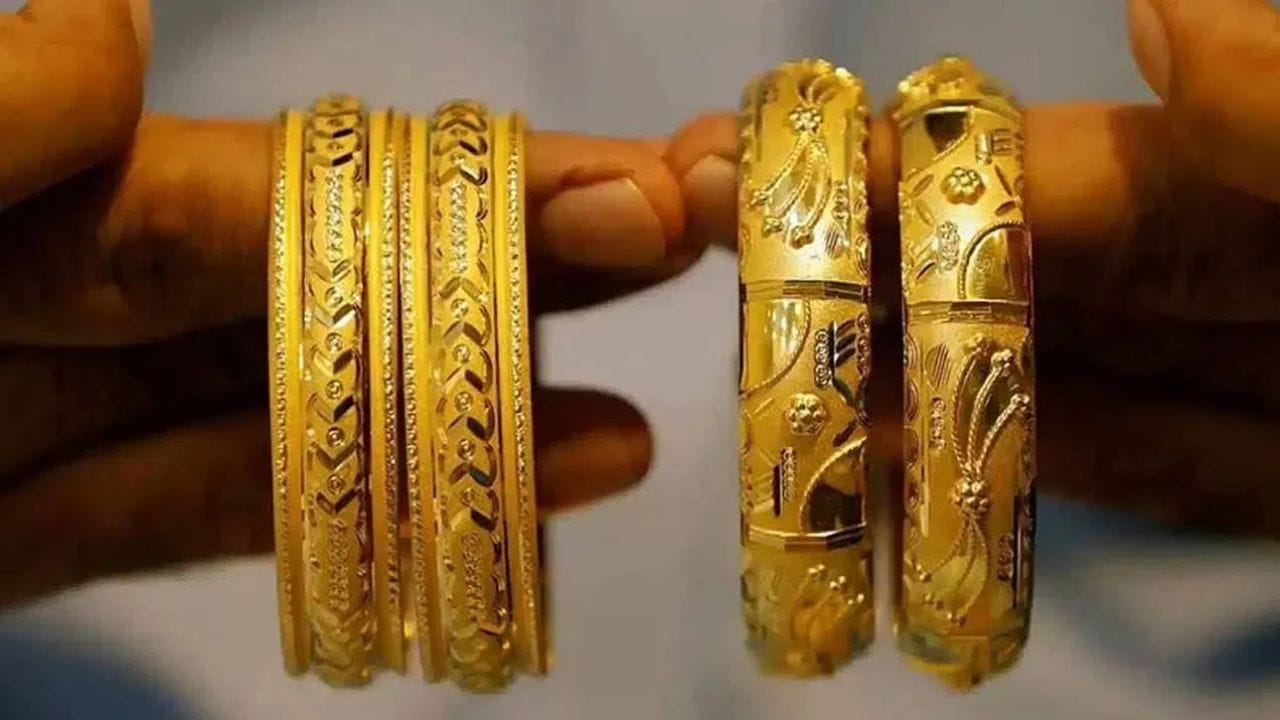 ஈரான் போரால் கடந்த சில நாட்களாக தங்கம் கடும் ஏற்ற, இறக்கங்களை சந்தித்து வந்தது. குறிப்பாக ஜூன் மாதம் தொடங்கியது முதல் தங்கம் கடும் சரிவை சந்தித்து வருகிறது. தற்போதைய நிலவரப்படி ஒரு சவரன் தங்கம் ரூ.1,08,800-க்கு விற்பனை செய்யப்படுகிறது. இந்த நிலையில் தான், ஜூன் இறுதிக்குள் ஒரு சவரன் தங்கம் ரூ.1 லட்சத்திற்கு கீழ் செல்லுமா என்ற எதிர்பார்ப்பு எழுந்துள்ளது.