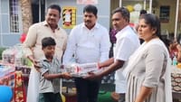 அரசு பள்ளி மாணவர்களுக்கு பரிசுகளை வழங்கிய தொழில்திபர்!...