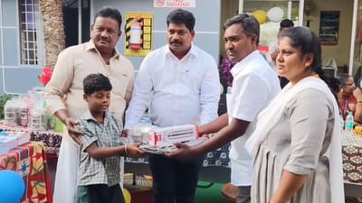 அரசு பள்ளி மாணவர்களுக்கு பரிசுகளை வழங்கிய தொழில்திபர்!