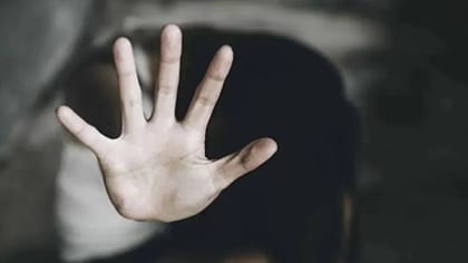 பள்ளி மாணவிகளுக்கு பாலியல் தொல்லை: ஆசிரியர் அதிரடி கைது!