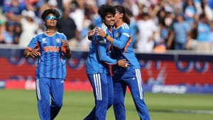 ICC T20 Rankings: ஐசிசி தரவரிசையில் ஆதிக்கம் செலுத்தும் இந்திய மகளிர்.. முதலிடத்தில் இந்த பந்துவீச்சாளரா?