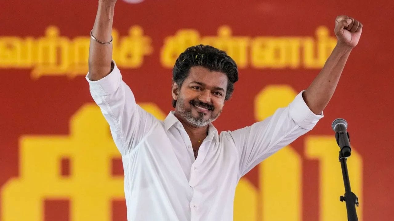 இந்த நிலையில், 2026 சட்டமன்ற தேர்தல் முடிவுகளில் 107 இடங்களை பெற்று தவெக தனிப்பெரும் கட்சியாக உருவெடுத்தது. இந்த நிலையில், விடுதலை சிறுத்தைகள், இடது சாரிகள் உடன் இணைந்து தமிழக வெற்றிக் கழகம் ஆட்சி அமைத்தது. தமிழக வெற்றிக் கழகம் ஆட்சிக்கு வந்ததும் மகளிருக்கு மாதம் ரூ.2,500 வழங்கப்படும் என எதிர்ப்பார்க்கப்பட்டது. 