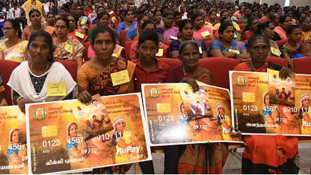அது முதலே மகளிருக்கு மாதம் ரூ.1,000 உரிமைத் தொகை வழங்கப்பட்டு வந்தது. இந்த நிலையில் தான், 2026 சட்டமன்ற தேர்தல் பிரசாரத்தின் போது தமிழக வெற்றிக் கழகம் ஆட்சி அமைத்தால் மகளிருக்கு மாதம் ரூ.2,500 வழங்கப்படும் என்று அக்கட்சியின் தலைவர் விஜய் மக்களுக்கு வாக்குறுதி அளித்தார். 