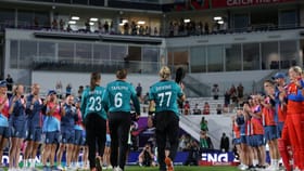 Womens T20 World Cup 2026: அரையிறுதி வாய்ப்பை தவறவிட்ட நியூசிலாந்து.. கண்ணீருடன் ஓய்வை அறிவித்த 3 வீராங்கனைகள்!...