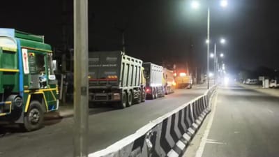 கோவையில் கிராவல் மண் கடத்திய 30-க்கும் மேற்பட்ட லாரிகள் பறிமுதல்