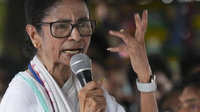 மம்தா பானர்ஜி வீட்டில் சிறப்பு புலனாய்வு குழு அதிரடி சோதனை!